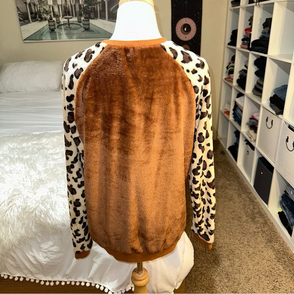 Bailey’s Blossoms | Crewneck Pullover Colorblocked Velour Leopard Animal Print - Picture 3 of 11